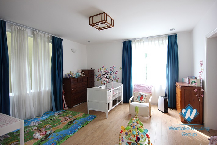 Splendid villa for rent on the lake in Tay Ho, Hanoi 